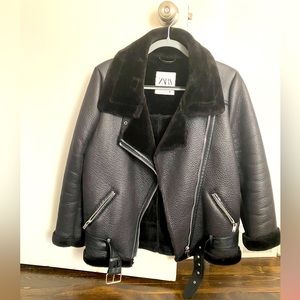 Crop biker jacket made of faux leather and shearling interior. Hardly worm